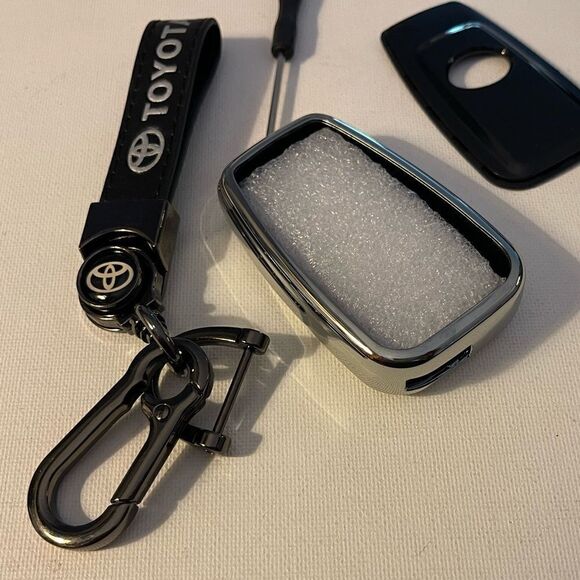 Toyota Logo key fob Keychain in Black leather with black/silver key fob case NWT - Picture 4 of 9